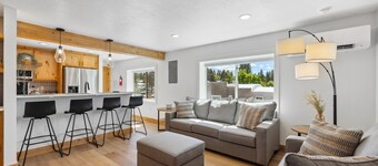 Downtown Loft Retreat next to Payette Lake, Ice Cream Alley, and all things McCall