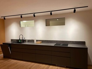 Kühlschrank, Mikrowelle, Herdplatte, Geschirrspüler