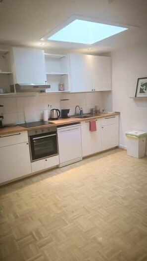 Fridge, microwave, oven, stovetop - Nur Frauen / Only Woman (Duisburg)
