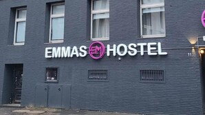 A building with the sign "EMMAS HOSTEL" on the facade. - Copy of Emma's Hostel (Duisburg)