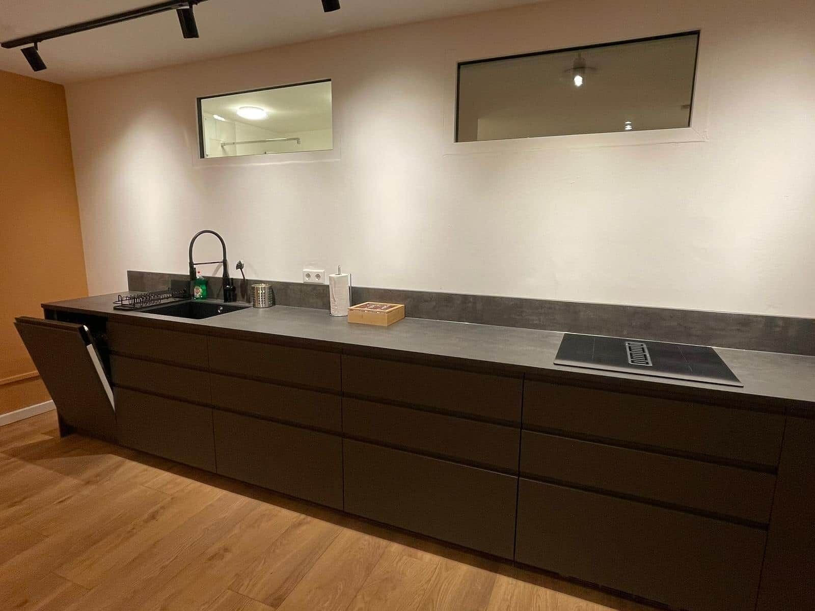 Kühlschrank, Mikrowelle, Herdplatte, Geschirrspüler