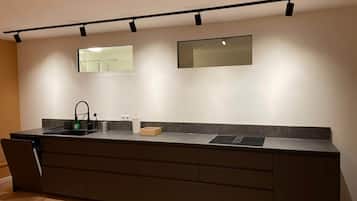 Kühlschrank, Mikrowelle, Herdplatte, Geschirrspüler