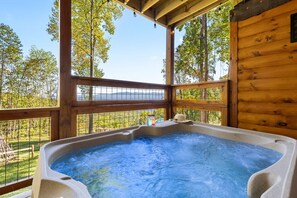 Outdoor spa tub - Majestic Horizon by Ghosal Luxury Lodging (Sevierville)