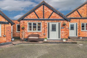 Exterior - Pools Cottage 7 - Gardeners Cottage (Coventry)