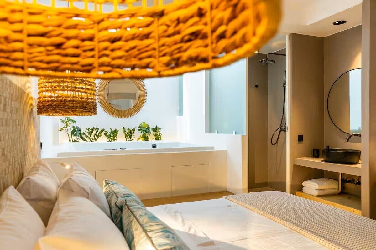 Maisonette with ensuite jacuzzi | 분사식 욕조