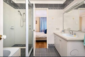 共用宿舍, 5 間臥室 | 浴室