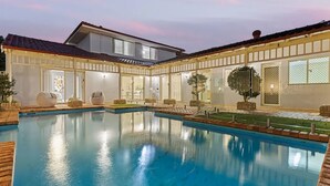 A modern house with a swimming pool, a covered patio, and a well-maintained garden. - Room-executive Style Stay, Fast Wi-fi, p (Perth)