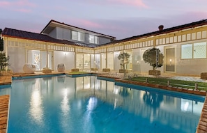 A modern house with a swimming pool, a covered patio, and a well-maintained garden. - Room-executive Style Stay, Fast Wi-fi, p (Perth)