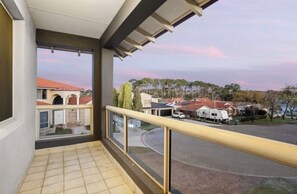 共用宿舍, 5 間臥室 | 陽台