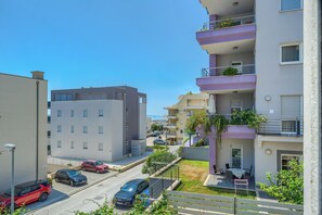 Exterior - A Comfortable apt w Balcony, 4 min Walk to Beach (Split)