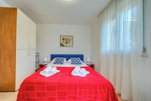 1 bedroom, iron/ironing board, free WiFi, bed sheets - A Comfortable apt w Balcony, 4 min Walk to Beach (Split)