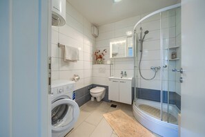 Shower, hair dryer, towels - A Comfortable apt w Balcony, 4 min Walk to Beach (Split)