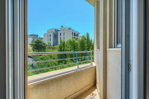 Interior - A Comfortable apt w Balcony, 4 min Walk to Beach (Split)