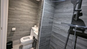 House | Bathroom - Standard Single Room (Hounslow)