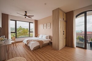 Suite, Mountain View | Minibar, desk, free WiFi, bed sheets