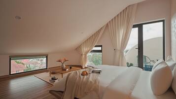 Dobbeltrom – deluxe, fjellutsikt | Minibar, skrivebord, wi-fi (inkludert) og sengetøy