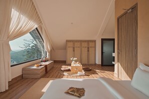 Suite, uitzicht op bergen | Een minibar, een bureau, gratis wifi, beddengoed