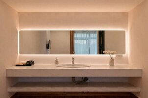 Standard-Doppelzimmer, Bergblick | Badezimmer | Dusche, Haartrockner, Handtücher, Seife