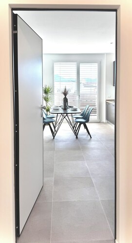 Cocktail Sarnico Color Suites •Garage -Self check-2 min. from the lake and downtown