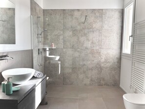 Shower, hair dryer, bidet, towels - Cocktail Sarnico Color Suites •Garage -Self check-2 min. from the lake and downtown (Sarnico)
