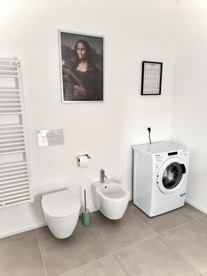 Shower, hair dryer, bidet, towels - Cocktail Sarnico Color Suites •Garage -Self check-2 min. from the lake and downtown (Sarnico)