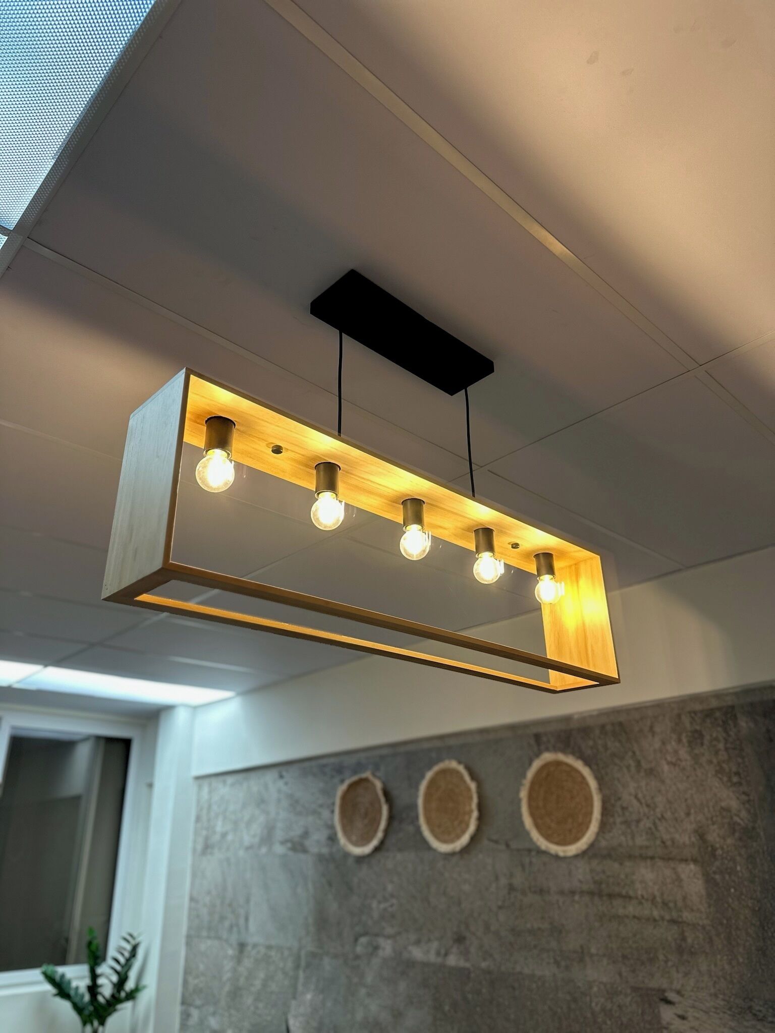 Eine moderne Deckenleuchte mit vier Lampen.