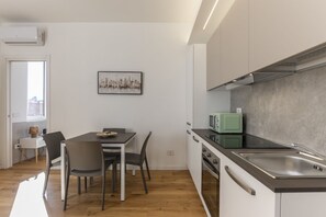 Refrigerador, microondas, lavavajillas y tostadora 