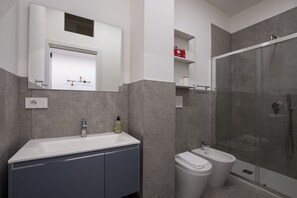 Regadera, bidet, toallas, shampoo 