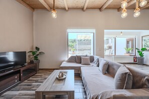 TV - Altura Villa,Private Pool , one storey , for Up to 7 geusts (Saitoures)