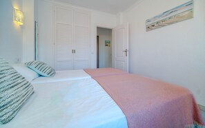 Bügeleisen/Bügelbrett, Reisekinderbett, kostenloses WLAN, Bettwäsche