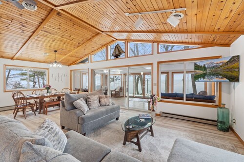 Holiday availability! Expansive Lakefront home, 300 Ft of Private Beach, Top Amenities!