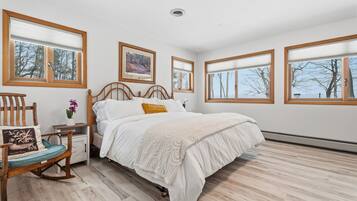 6 bedrooms, iron/ironing board, free WiFi, bed sheets