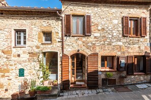 Exterior detail - Oasi del Borgo Montefollonico (Montefollonico)