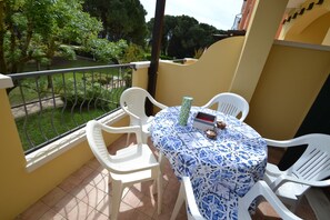 Outdoor dining - Seaside apartment with shared pool (Bibione)