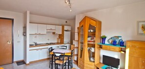 Fridge, stovetop, cookware/dishes/utensils - Cozy flat for four guests just steps from the sea (Grado)