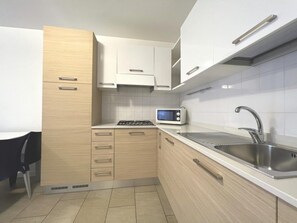 Fridge, microwave, stovetop, dishwasher - Charming four guests apartment with lagoon view (Grado)