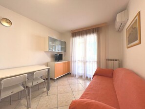 TV - Ideal getaway apartment for four guests in Grado (Grado)