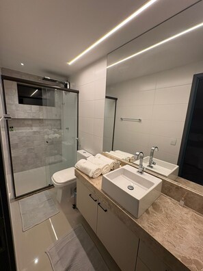 Sèche-cheveux, serviettes fournies, savon, papier toilette