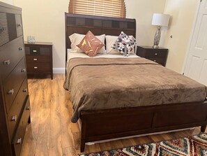 3 chambres, fer et planche à repasser, Wi-Fi, draps fournis