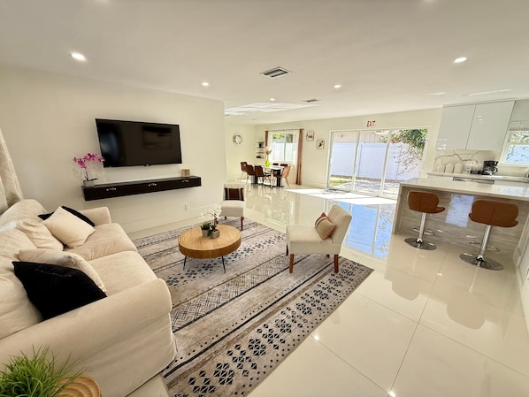 TV - Modern 3BR Oasis Near Beach & Wilton Drive (Wilton Manors)