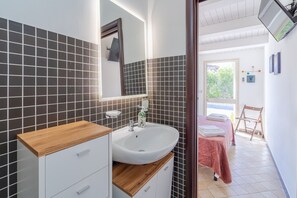 Shower, hair dryer, towels - Double Room with Shared Terrace, Wi-Fi and Air Conditioning (Marzamemi)