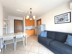 TV - Cozy holiday escape apartment with city view (Grado)