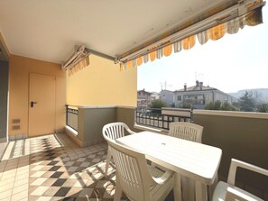 Outdoor dining - Cozy holiday escape apartment with city view (Grado)