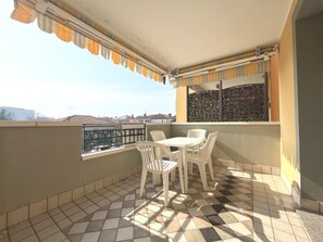 Outdoor dining - Cozy holiday escape apartment with city view (Grado)