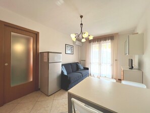 TV - Cozy holiday escape apartment with city view (Grado)