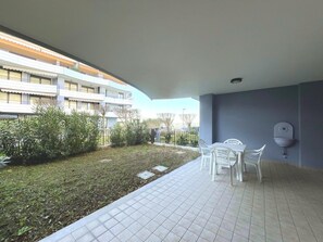 Outdoor dining - Functional apartment with a spacious fenced garden (Grado)