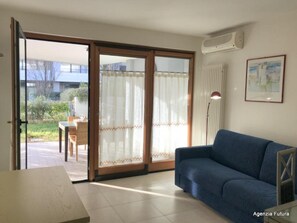 TV - Sweet apartment with bright garden in Grado (Grado)