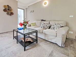 TV - Wonderful private villa for 5 guests with WIFI, pool, TV, patio and pets allowed (Prelà Castello)