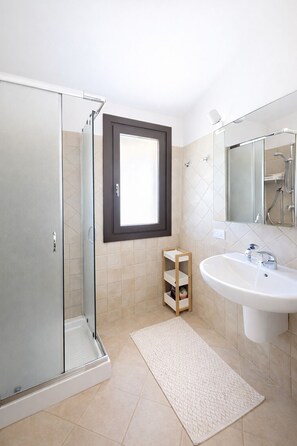 Shower, hair dryer, bidet, towels - Villa Bea - Peaceful Escape in South Sardinia, Private Pool, close to Chia Beach (Sardegna)
