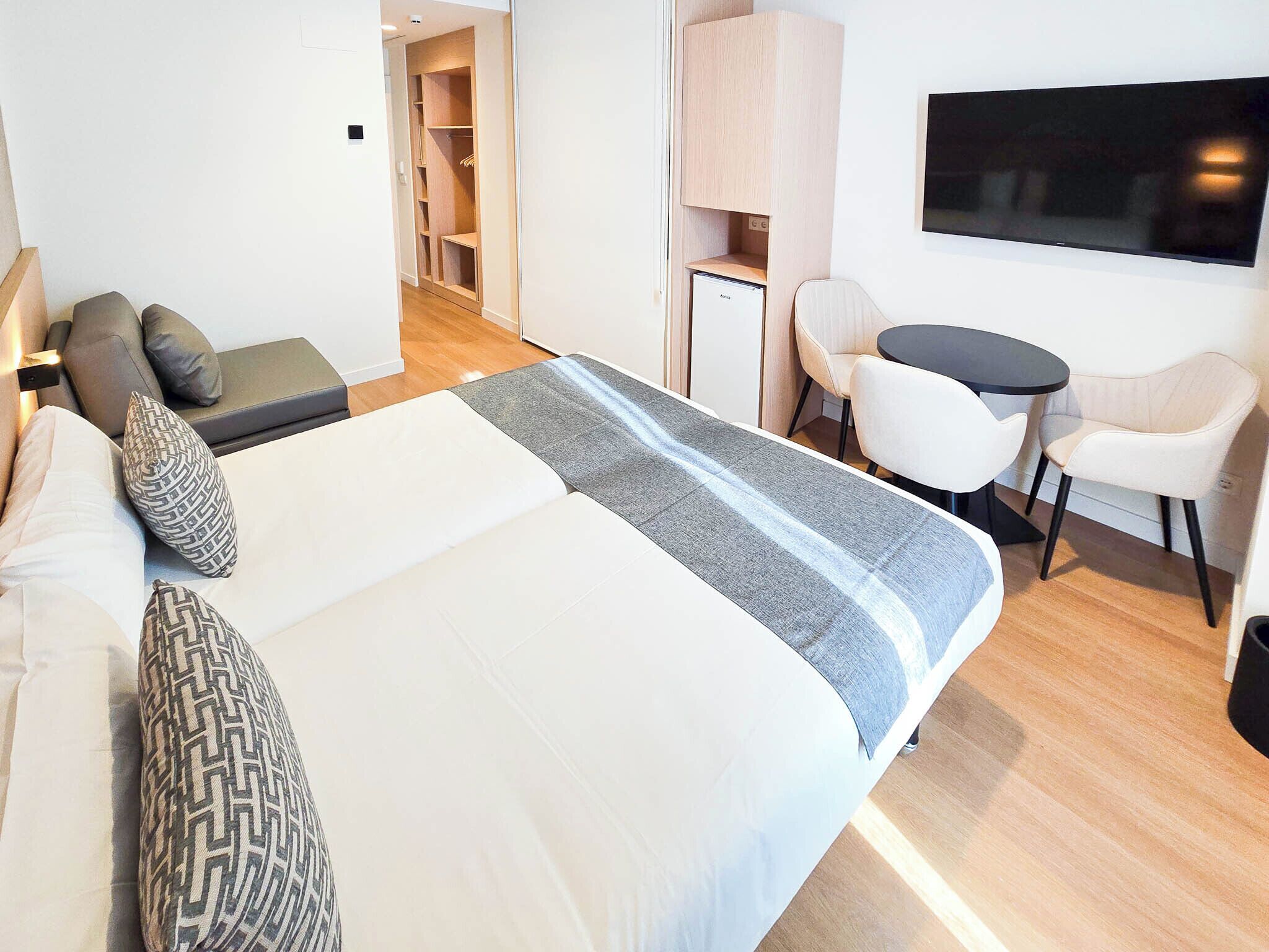 Habitación triple estándar | Caja fuerte, escritorio, espacio para trabajar con un portátil